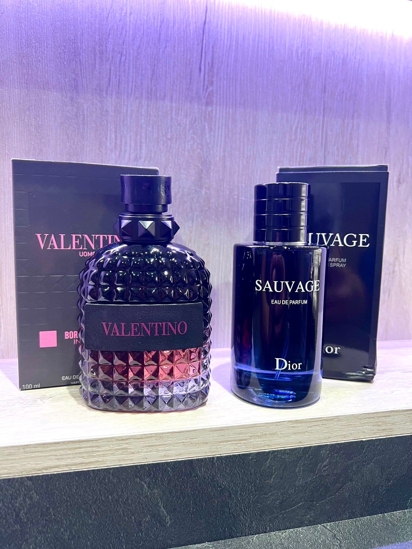 DÚO PERFUMES ( Dior Sauvage + Valentino Born in Roma ) + Regalo Perfumero 🎁