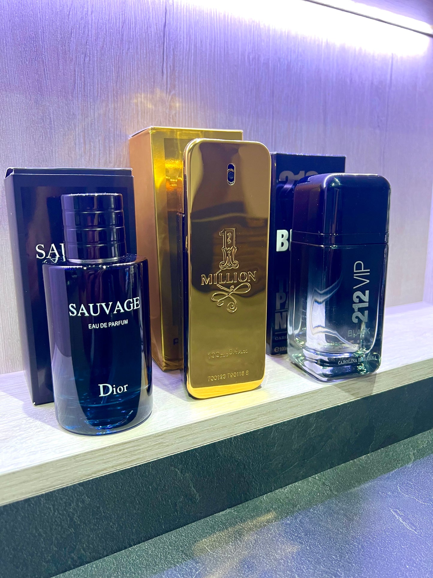 TRÍO PERFUMES ( Dior Savage + One Million + 212 VIP Black ) + Regalo Perfumero 🎁
