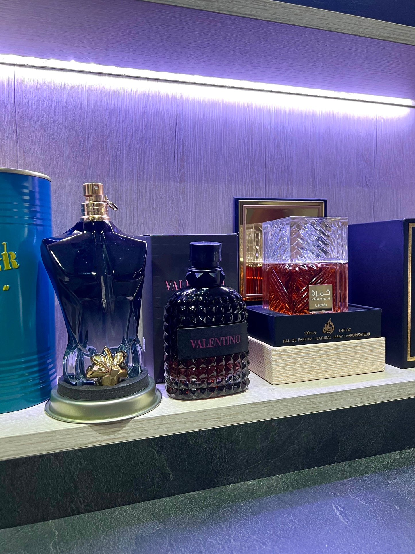 TRÍO PERFUMES ( Khamrah + JPG Le Beau + Valentino Born in Roma ) + Regalo Perfumero 🎁