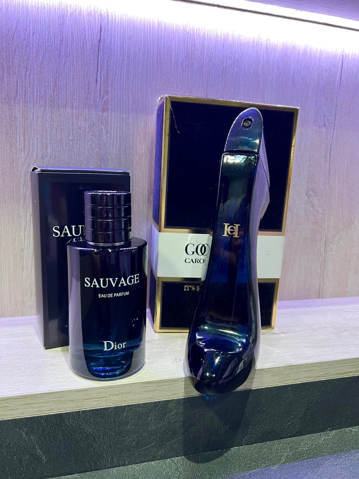 DÚO PERFUMES PAREJA ( Dior Sauvage + Good Girl ) + Regalo Perfumero 🎁